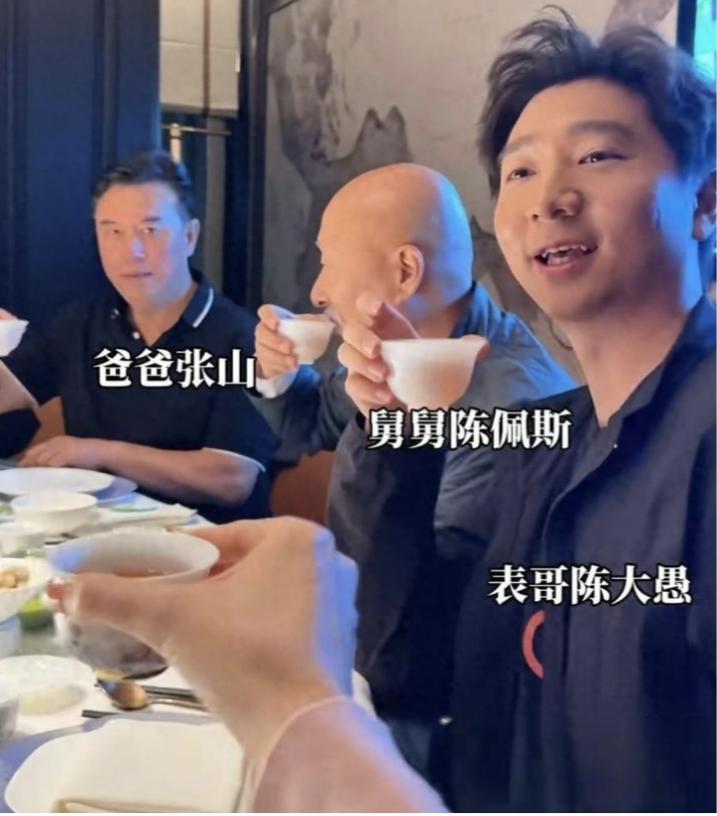 陈佩斯元旦家宴被晒出，71岁的光头造型还是那么抢镜！他儿子陈大愚难得带着媳妇