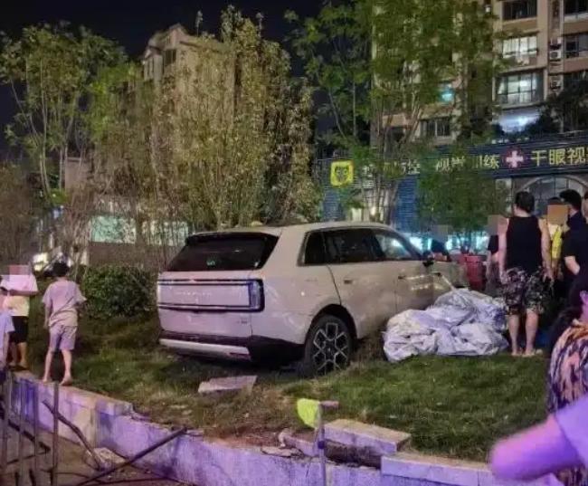 试驾出了事故，车主没闹，没投诉，第二天把车买了。 9月8日晚四川自贡，澎程试