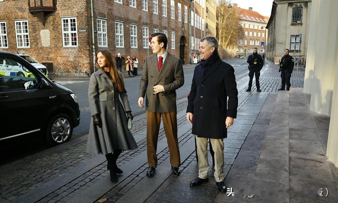 国王夫妇带王子公主们出席圣诞节早晨礼拜活动！