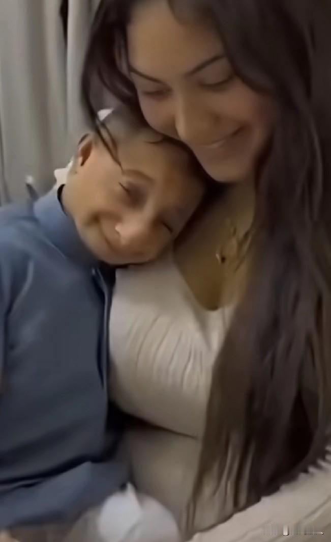 笑掉了大牙，震碎了三观。身高六十厘的中东富豪遇到了真爱，一位身高两米的平民女子