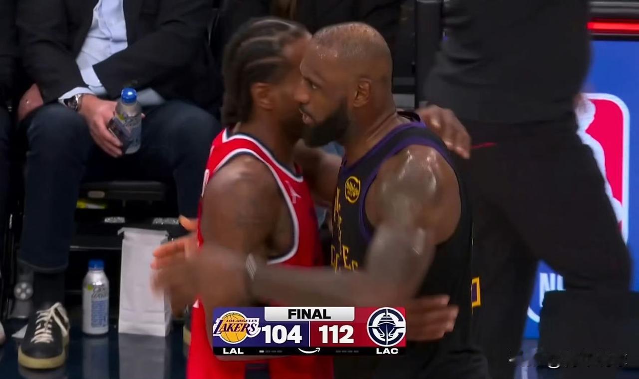 詹姆斯和伦纳德真是惺惺相惜！比赛刚一结束，伦纳德和詹姆斯就径直走向对方，然后