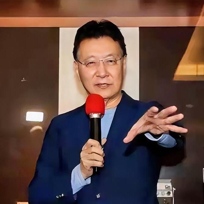 台湾媒体人赵少康“跪美”嘴脸简直一言难尽，真是无时无处不在替老美发声，为老美“捏