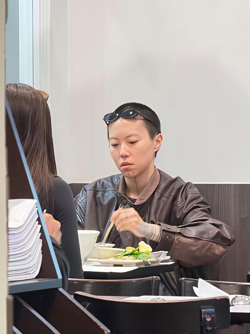 路人在巴黎偶遇王菲的女儿窦靖童，他的打扮真的让人惊讶，短发头上戴着墨镜，皮衣，而