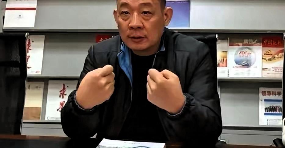 胖东来一顾客辱骂掌掴员工，警方认定他有精神分裂不予处罚。没想到于东来出手了...