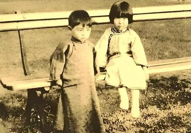 1995年，张爱玲在美国去世。七十四岁的弟弟张子静，正一个人住在上海江苏路的小弄