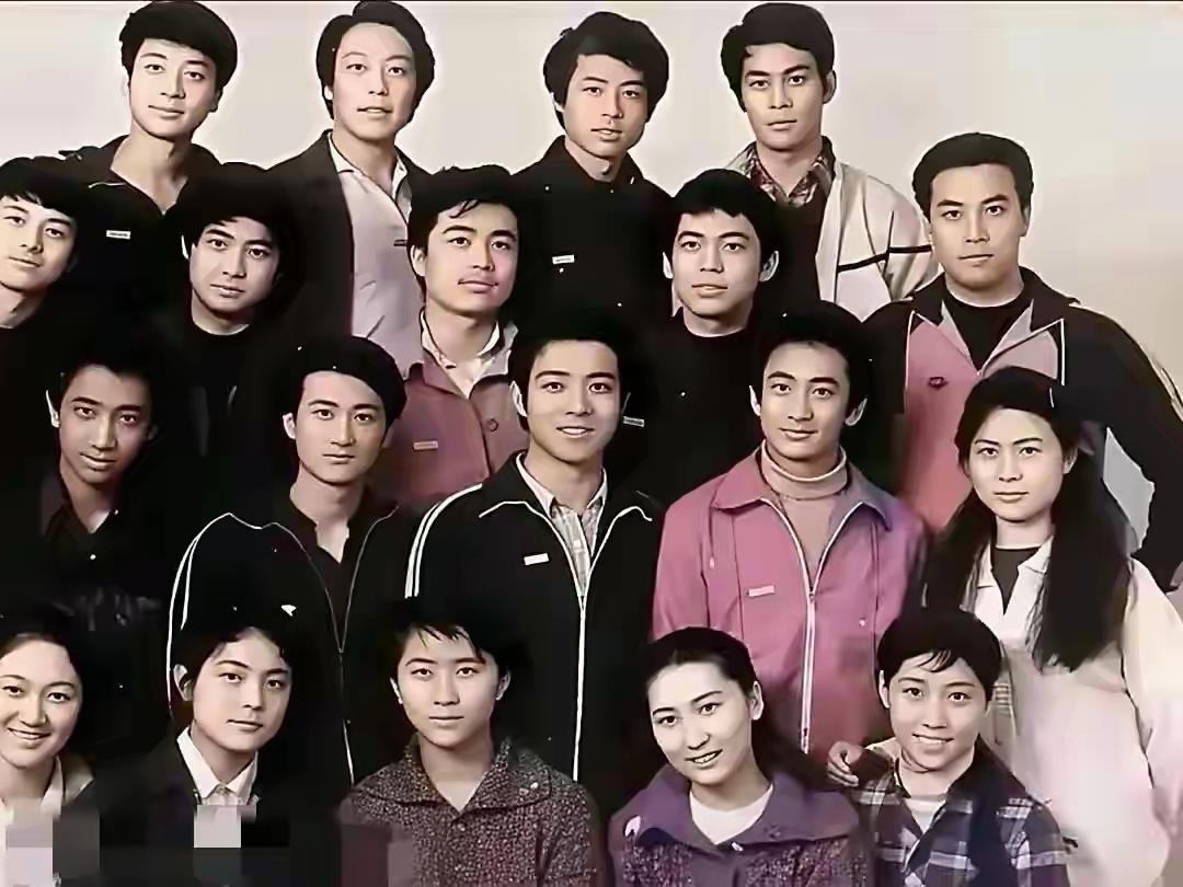 倪大红，年轻时也是个帅哥呀，那满头的乌发，如乌云盖顶，小脸庞子也很好看。他198