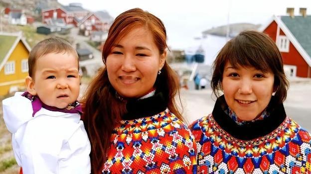 格陵兰岛上的原居民，包括男人，包括女人，包括老人，包括年轻人，包括小孩，他们的外