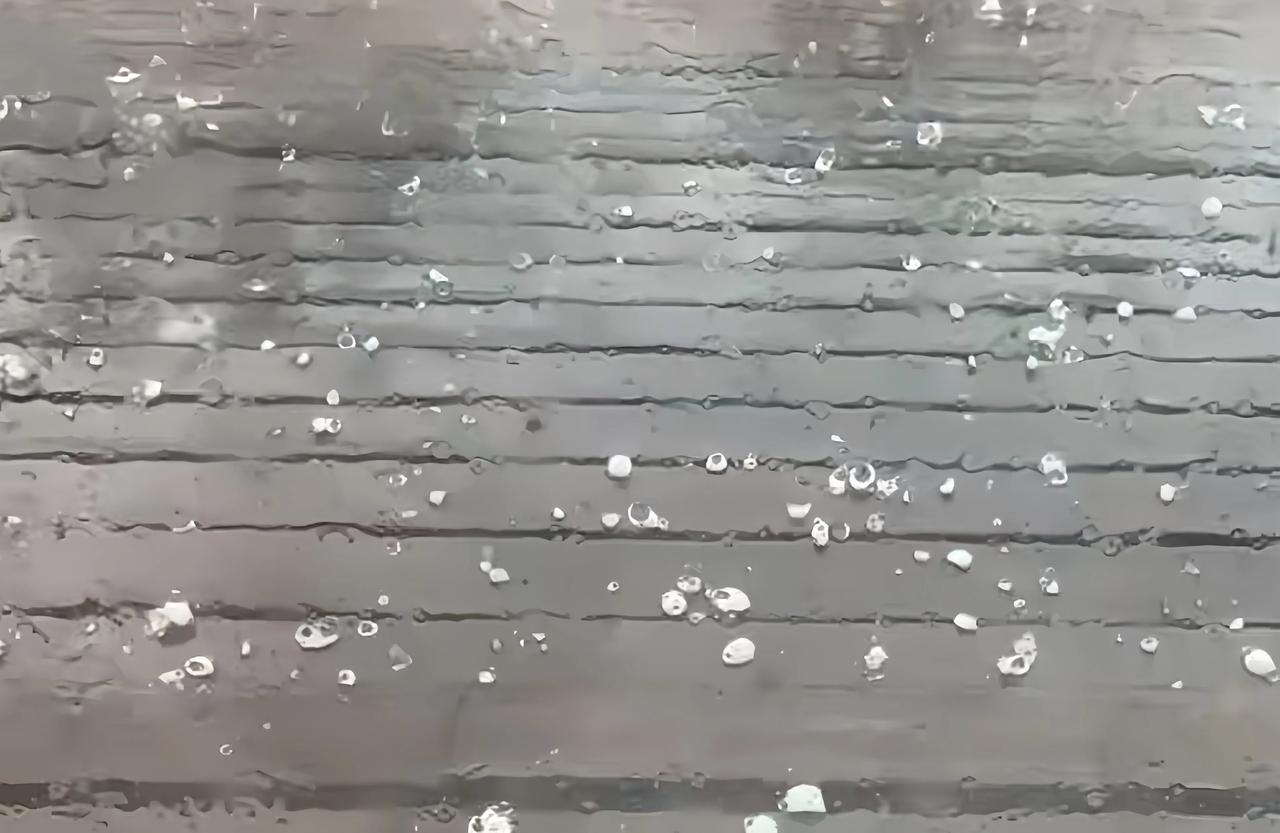 今年8月25号下午，上海浦东突然下起冰雹。当时地表温度四十度，天上却砸下鹌鹑蛋大