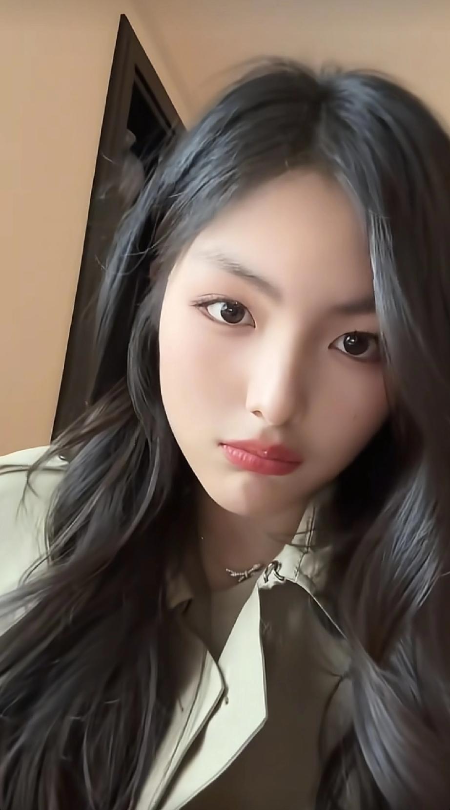 王诗龄变了，有点像舒淇！王诗龄近照曝光，明显比之前瘦了，脸变小了有了尖下巴，