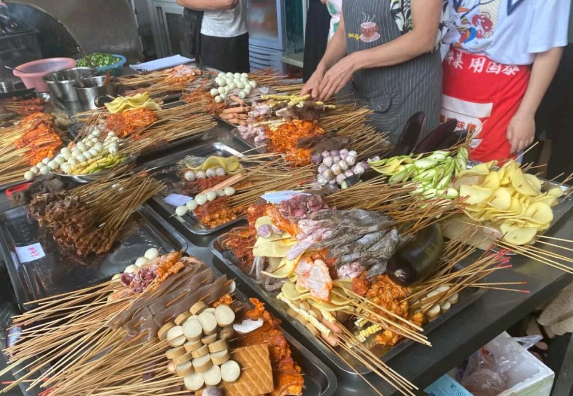 太让人痛心了！四川宜宾33岁炸串老板娘，和丈夫起早贪黑摆摊，每天睡不到6小时拉扯