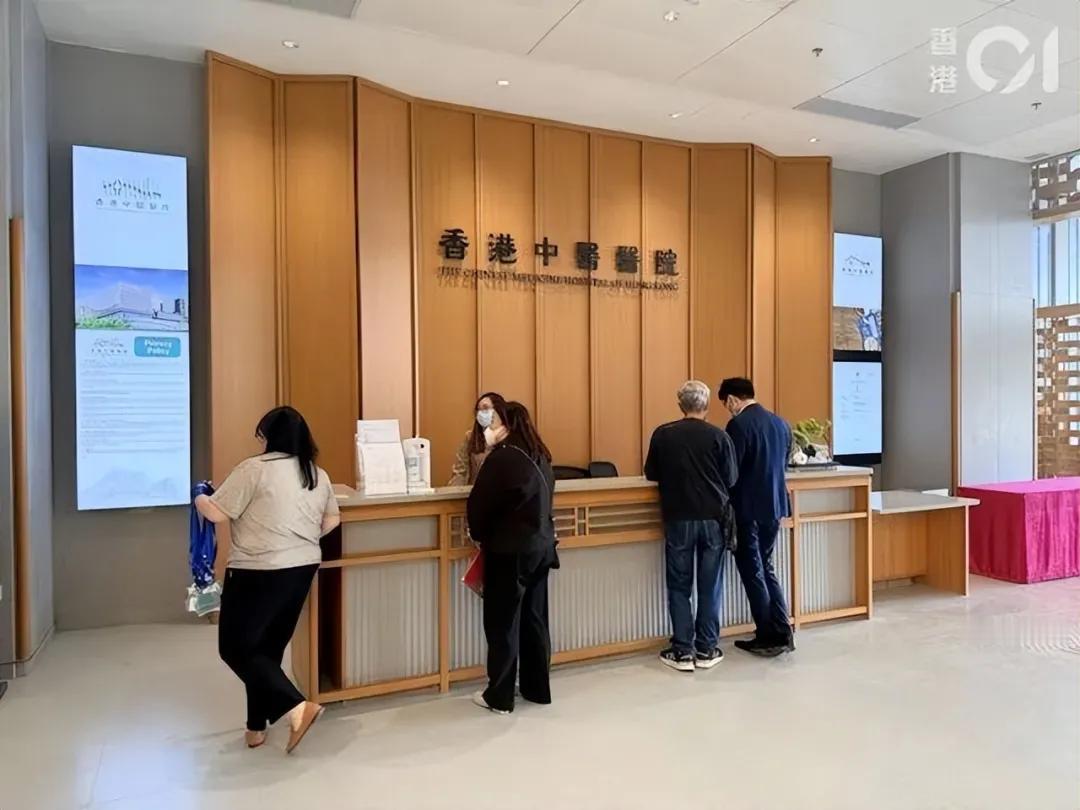 香港中医百年坚守，是文化韧性、制度建构与专业革新的三重奏。它根植于岭南生活习俗与