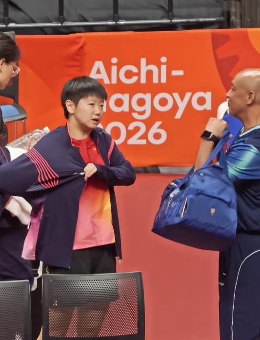 笑死我了！王楚钦/孙颖莎3:0零封冯翊新/叶伊恬后，肖战和任教练围绕在孙颖莎聊