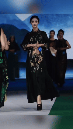 这位选美冠军赵灵儿，脸上像刷了层浆糊！被网友扒出来说像“梅超风”！她的来历不一般