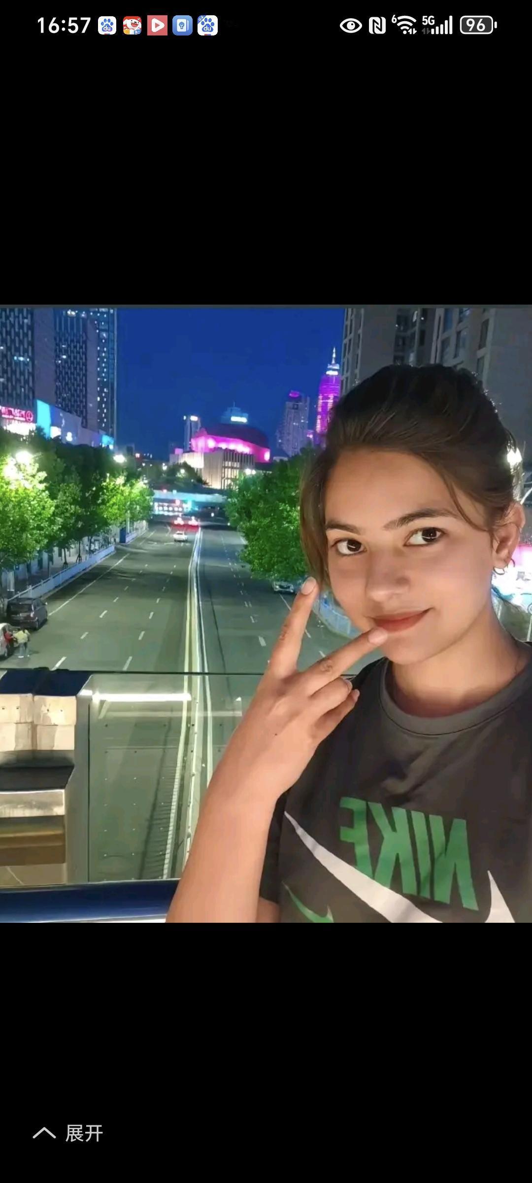 杨二狗的前妻阿霞，现在已经到了伊斯兰堡，想要二狗给她很多钱，她才同意离婚。（哈