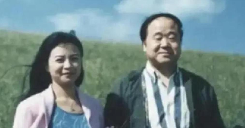 1970年，年轻时的莫言跟邻村一个姑娘表白，姑娘不屑的说：“癞蛤蟆想吃天鹅肉！”
