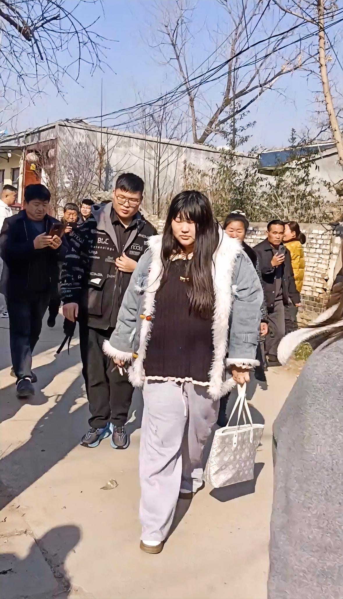 大衣哥女儿怼拍客，年初二大衣哥女儿回娘家走亲戚被众多人围观拍摄，大衣哥女儿聪明回
