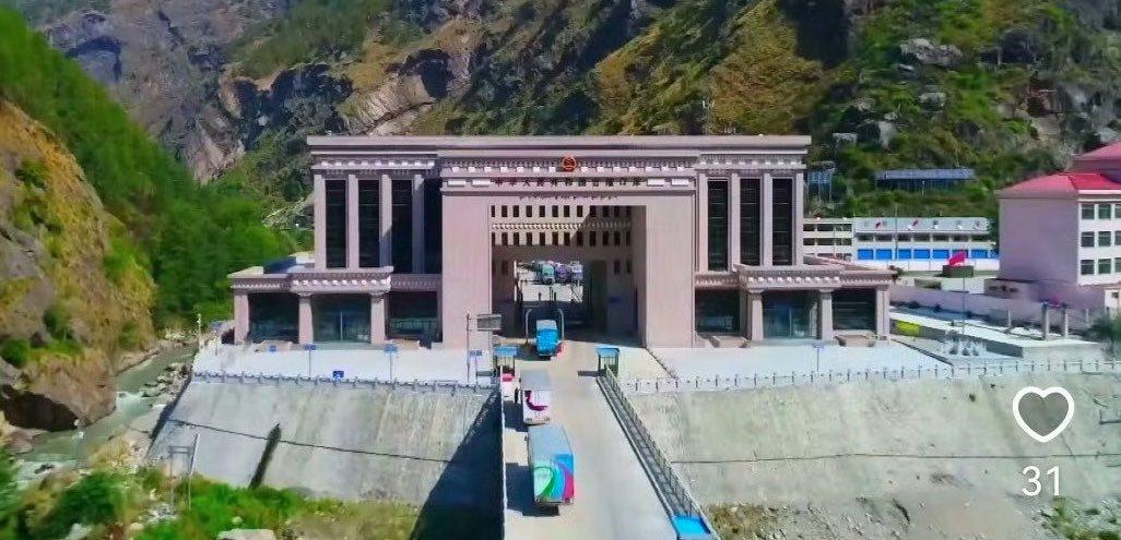 从这个角度看，中国西藏吉隆口岸建筑物地基已经抬高了至少十几米！地下全部做了钢筋混