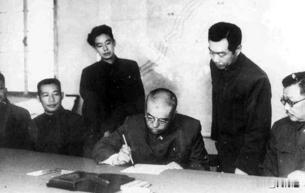 当年抗美援朝为什么谈判，不谈判可能结果不同，原因如下：兵力方面，中朝联军总共有1