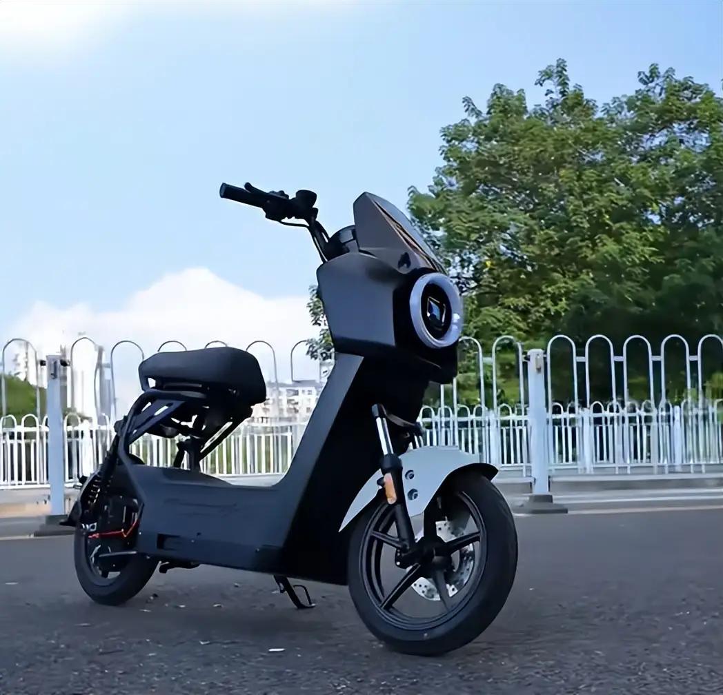 新国标小包车设计不合理？网友：无后座、体型大也算国标？电动车是百姓日常出行