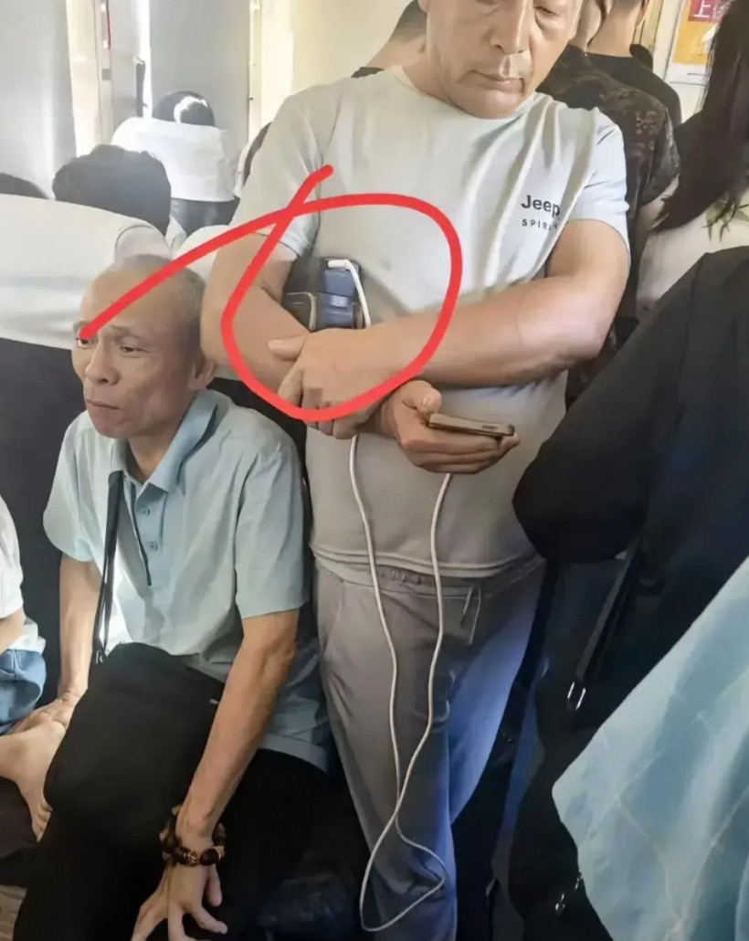 这样的充电宝还是头一回见，这得有多少毫安啊，能用半个月不？