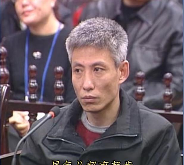 这是22年前，黑老大刘涌被执行死刑前的照片，可以看到他十分镇定，仿佛无所畏惧。后