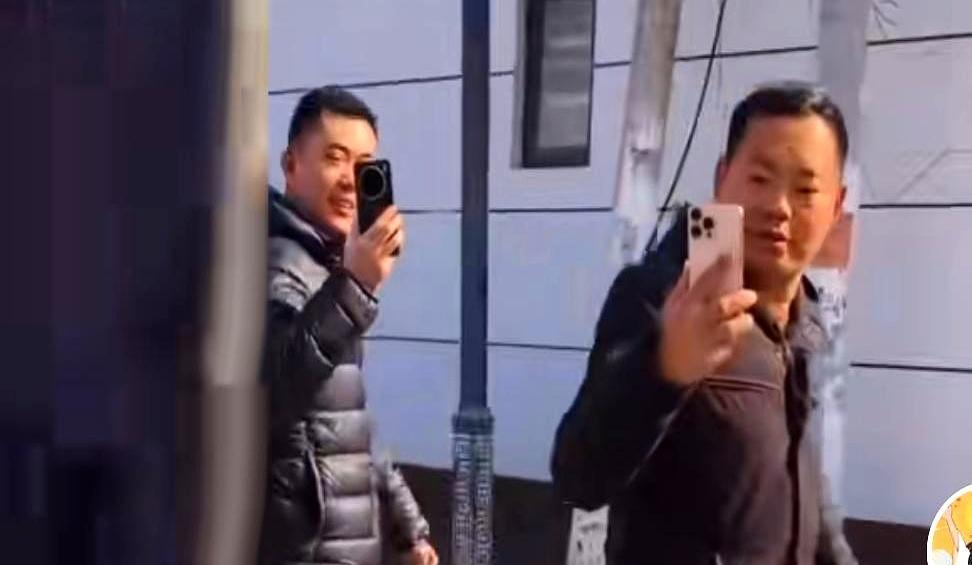 “你们这么拍，够不够吃药的？”大衣哥女儿新婚回门，当场就跟门口上百个镜头干起来了