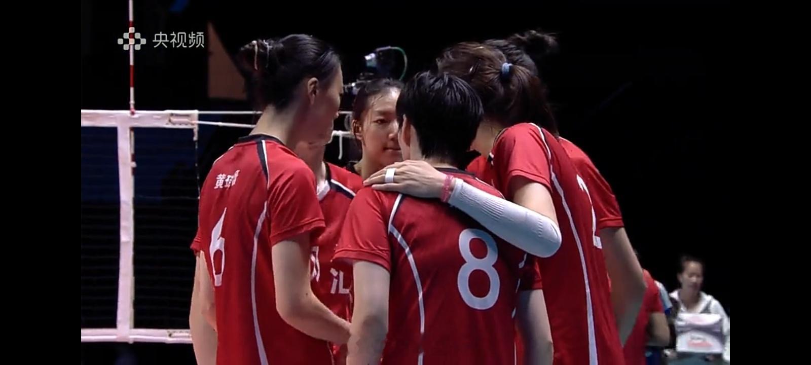 上海女排25比19取胜第一局，上海对朱婷有针对性拦防，一传保障不错，多点开花就比