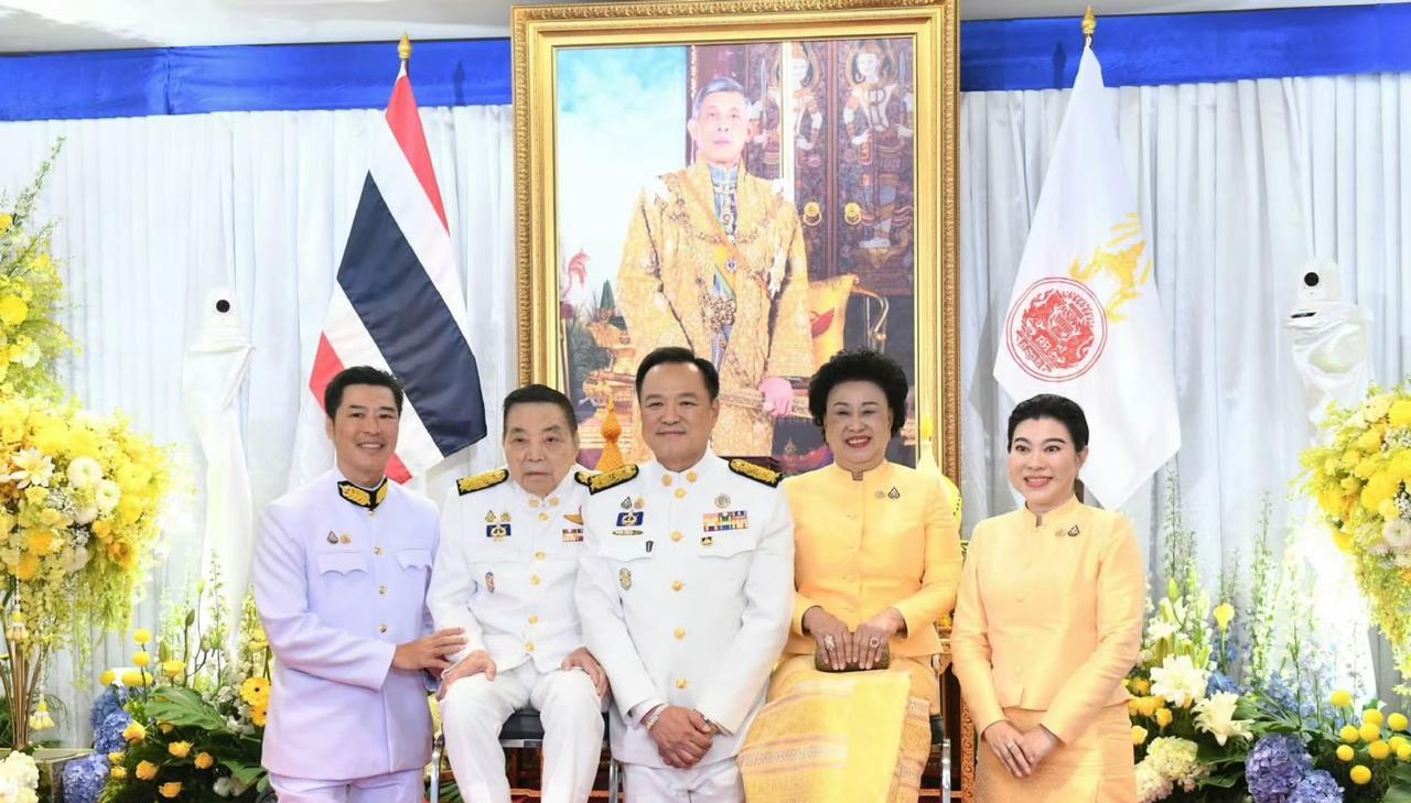 泰国新总理阿努廷公布全家福，万万没想到，第一张照片中没有其夫人，有阿努廷的父母分