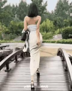 美女走路妖娆，风姿绰约，让人感觉“看背影急煞千军万马，猛跌倒时痛煞诸等色中猛狼”