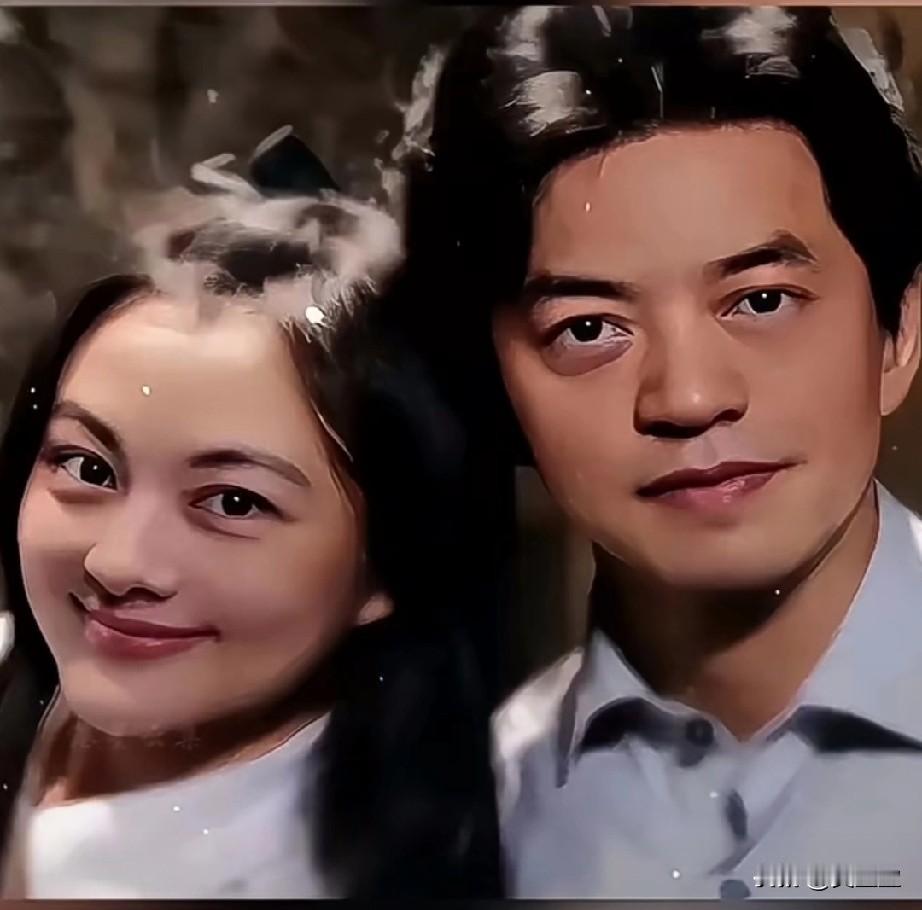 李健10岁时遇见了5岁的孟小蓓，两人从清华校友成为灵魂伴侣，相恋多年后于2006