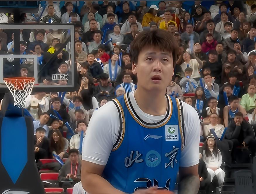 华山论剑！广厦险胜北京，看看5名顶尖国家队选手的表现。CBA新赛季开局，很多球