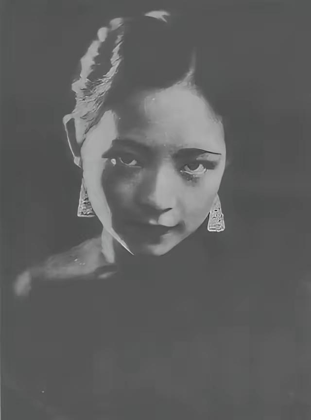 1931年，21岁的上海头牌唐瑛爱上了37岁的有妇之夫宋子文，父母坚决反对。唐瑛