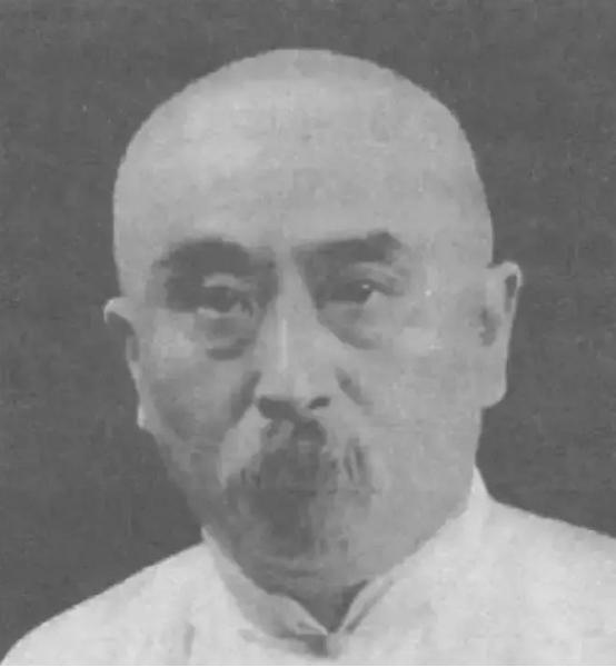 1910年，晚清神医自称梦到未来的新中国，没有租界和治外法权，到处高楼大厦，飞船