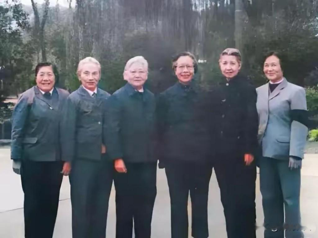 这张珍贵合影拍摄于1984年初六位老红军女战士相聚一起，留下这张珍贵合影，她