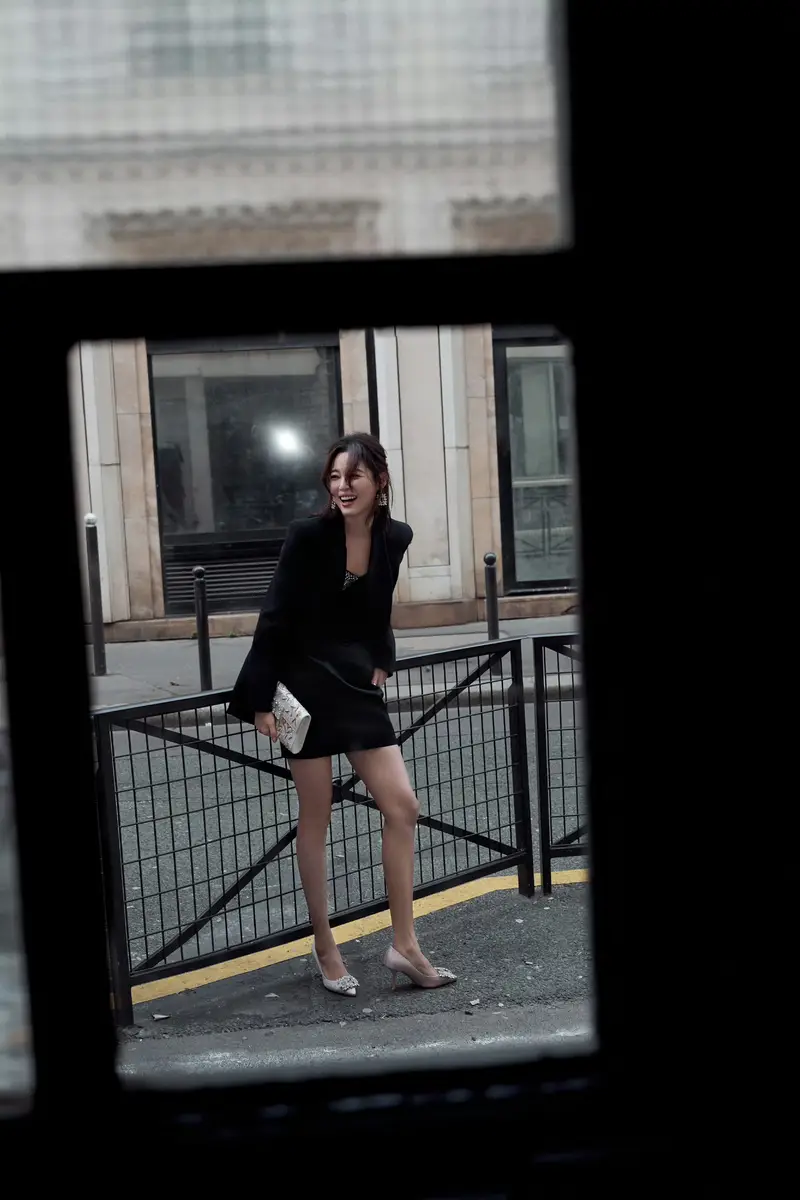 辛芷蕾穿黑西装漫步巴黎街头美腿纤细曲线曼妙