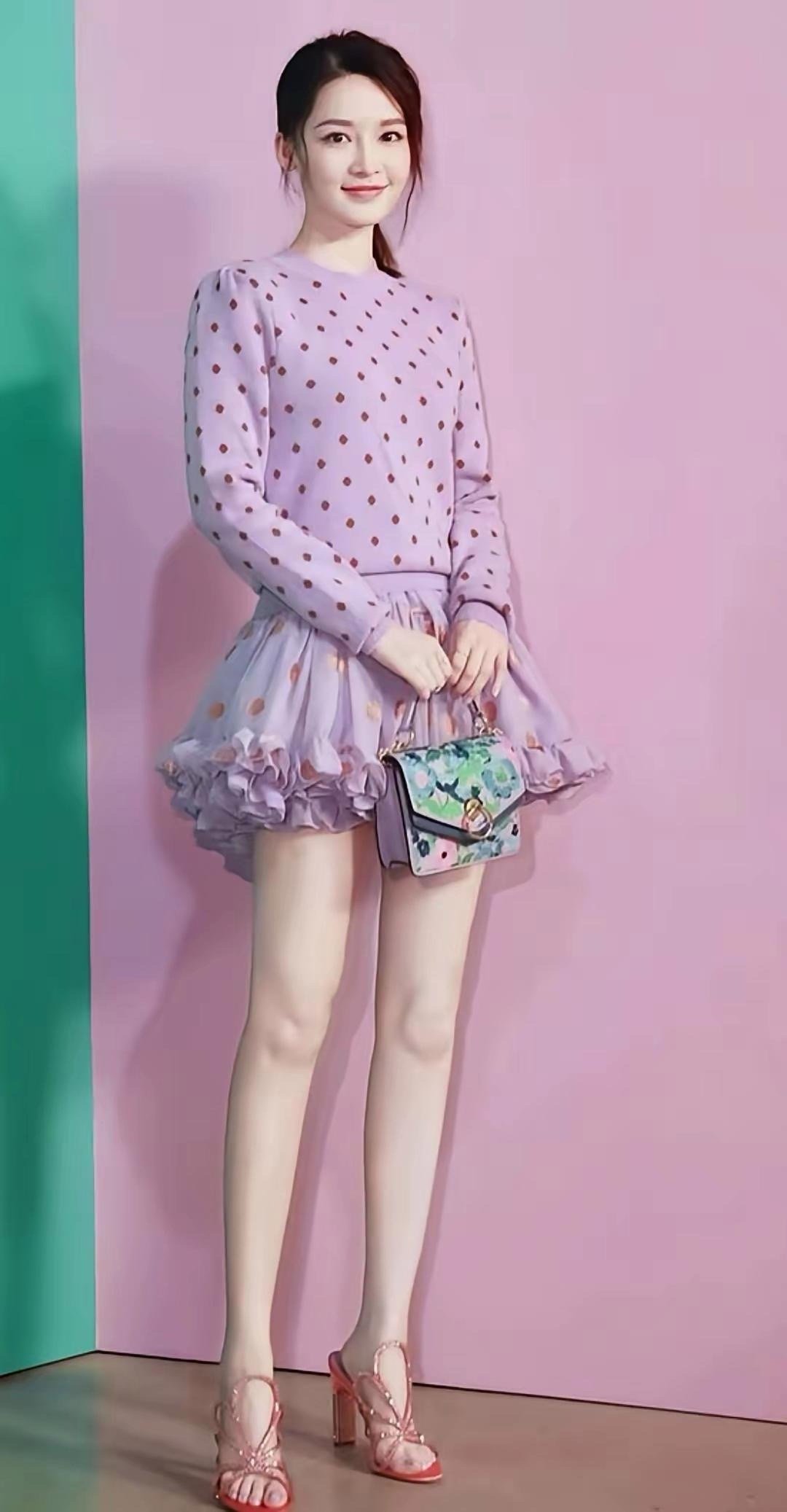 李沁的腿型也太优越了，线条流畅又匀称，妥妥的漫画腿既视感！