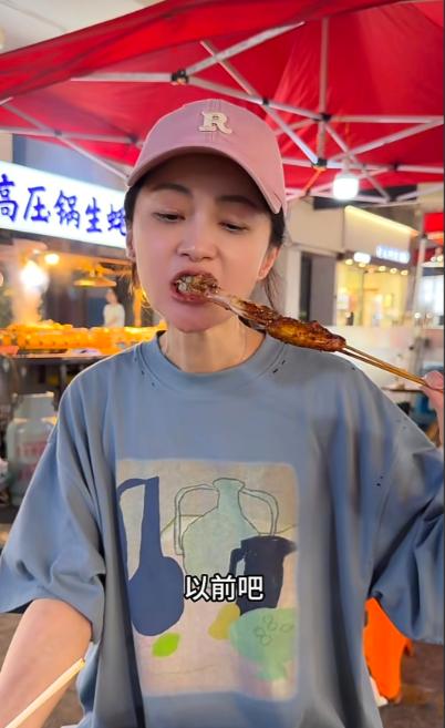 7月31日，姚笛回老家更新视频。深夜的她独自出门撸串小酌，对着镜头眼含热泪，大方