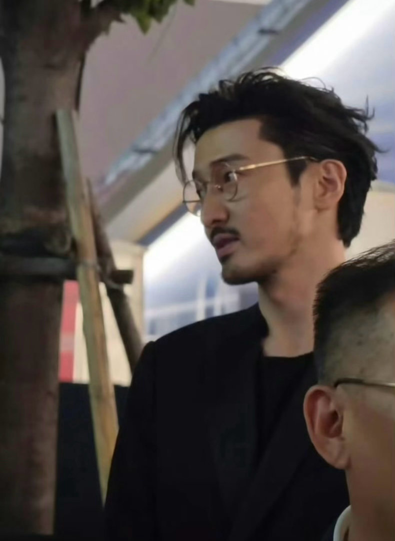 王传君帅回早期了谁懂啊！王传君这组状态直接帅回巅峰！自带疏离感的金丝眼镜+胡茬，