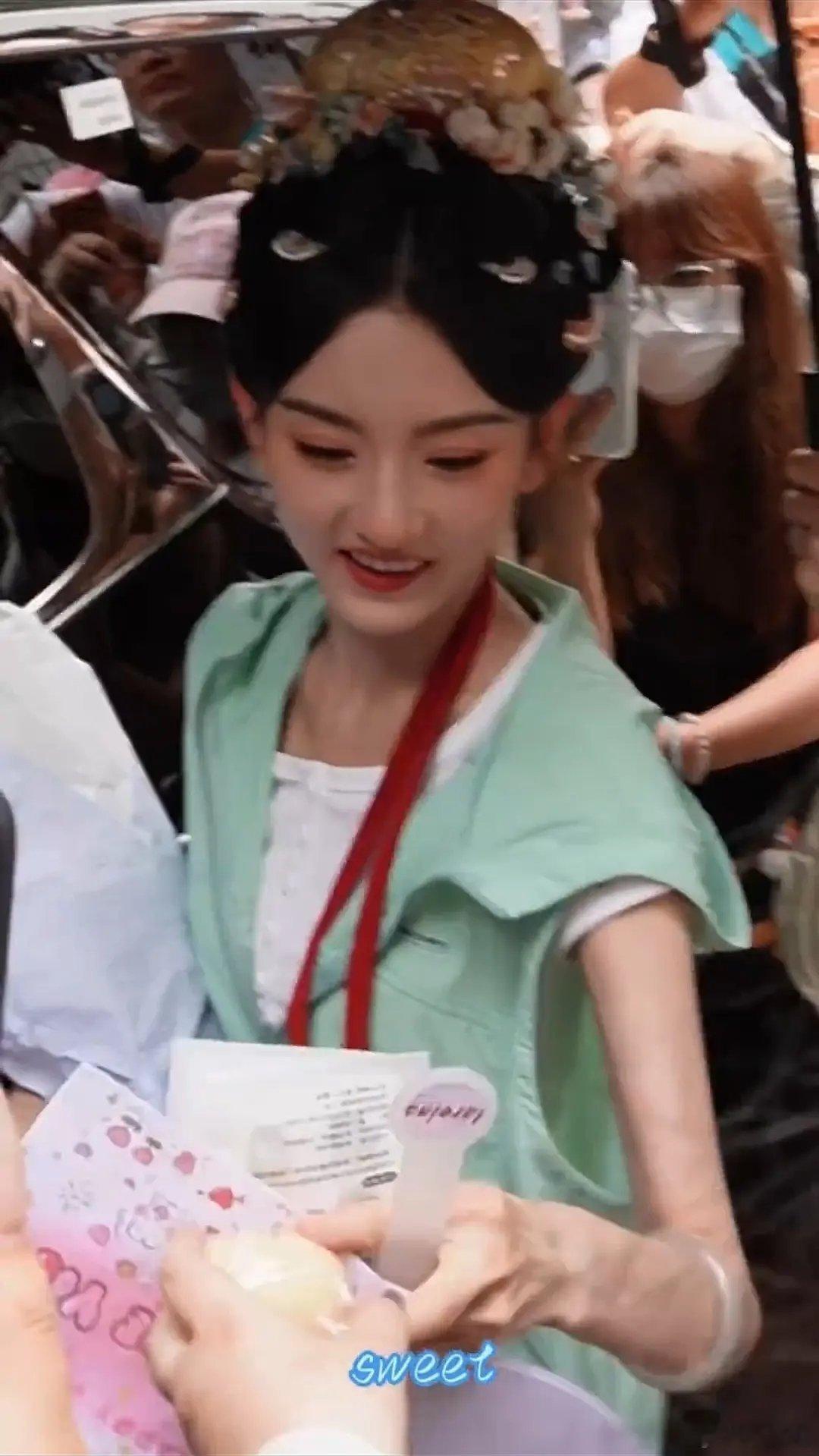 现在的白幼瘦审美已经卷到这种地步了吗？这胳膊上的骨头都看得清清楚楚，真的健康吗？