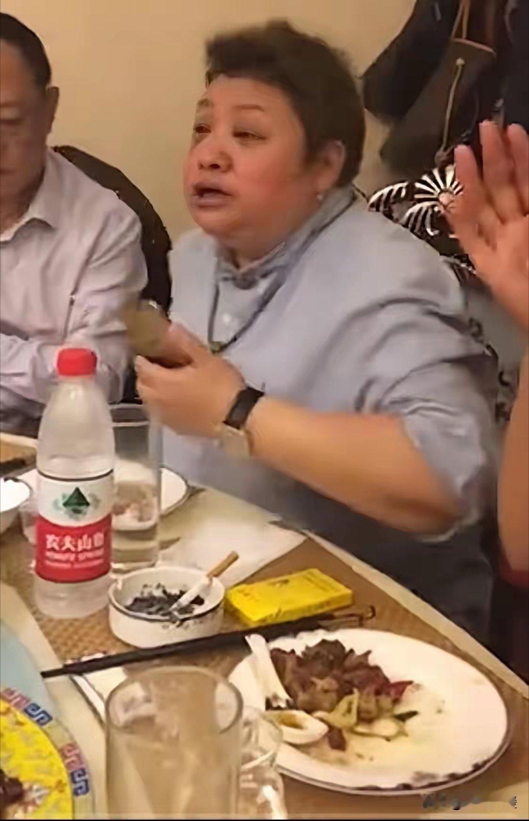 饭局抓拍韩红，桌上的烟是谁的？这张流传很久的饭局照片里，韩红坐在餐桌前侃侃而谈，