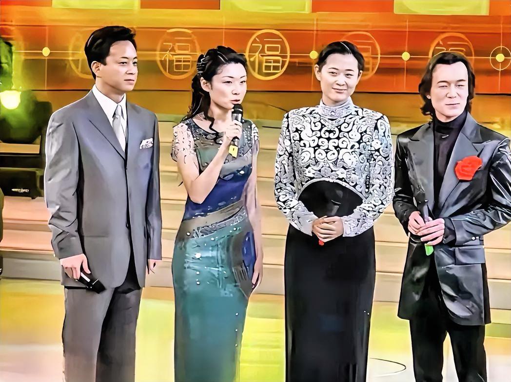 家人们，刷到这张老照片，DNA狠狠动了！朱军、周涛、倪萍、李咏这四位央视大咖同框