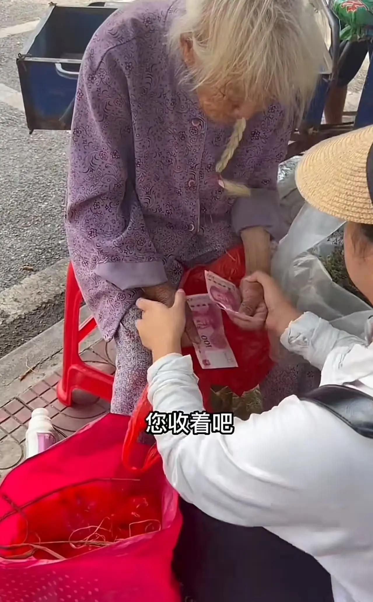 太心酸了！91岁老奶奶摆摊卖草药，可是摆到下午才卖了10多块钱，中午饭也舍不得吃