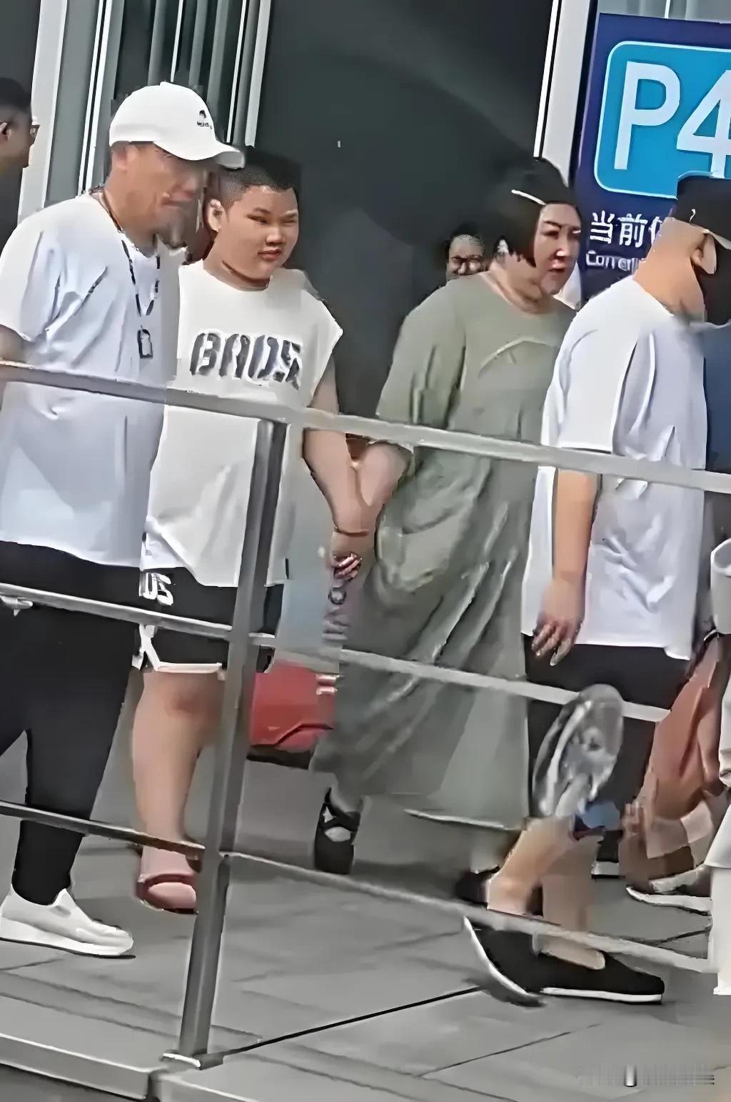 郭德纲的小儿子出行，这阵仗有点大啊！郭汾阳和妈妈王惠出行，前面有德云社的小徒弟