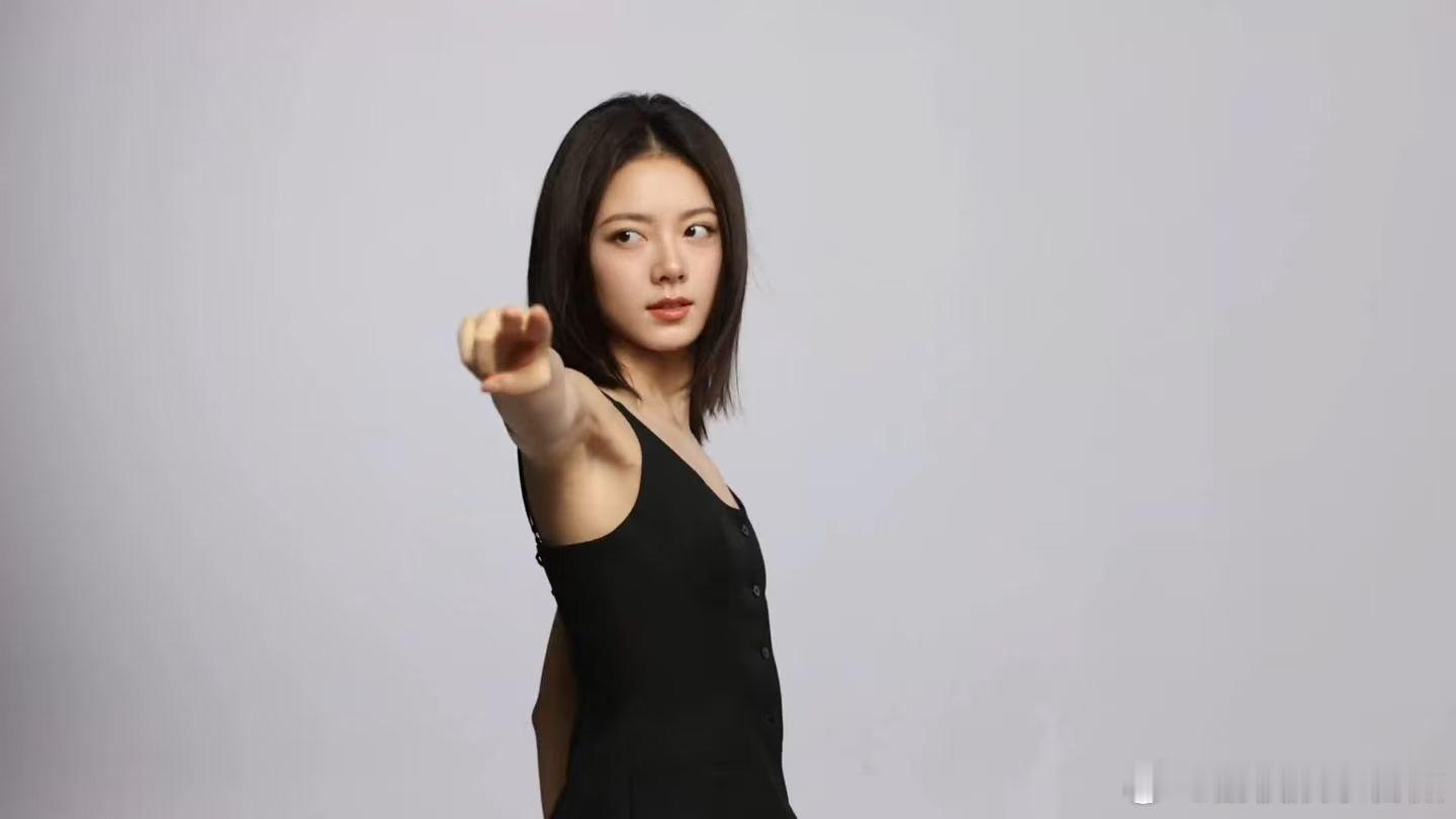 赵今麦自带松弛氛围感兼具少年感与成熟质感，赵今麦全新商务上线，携手茶百道咖啡品味