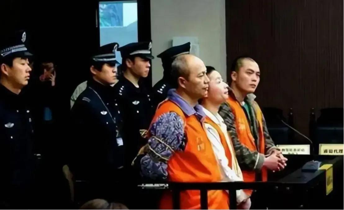 2010年，浙江温州一漂亮女警，被三名歹徒抢劫之后被追赶轮番凌辱，之后更是准备挖