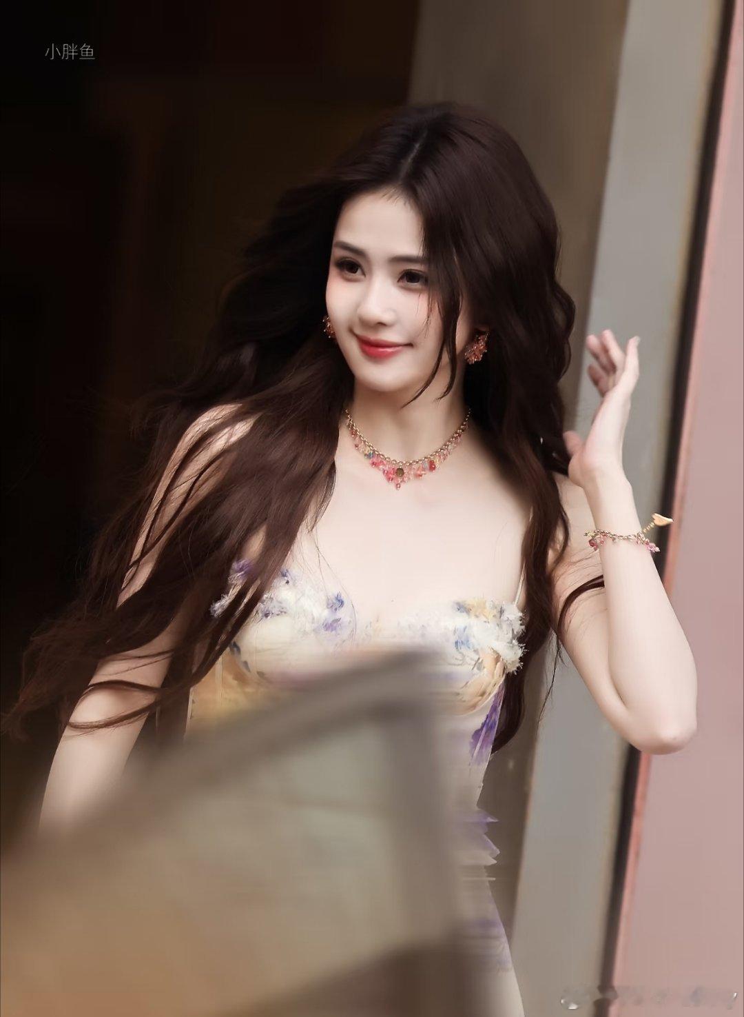 白鹿给助理呵呵做饭超级好的一位小姐姐，业内朋友说她人特别的好，合作期间尊重合作伙