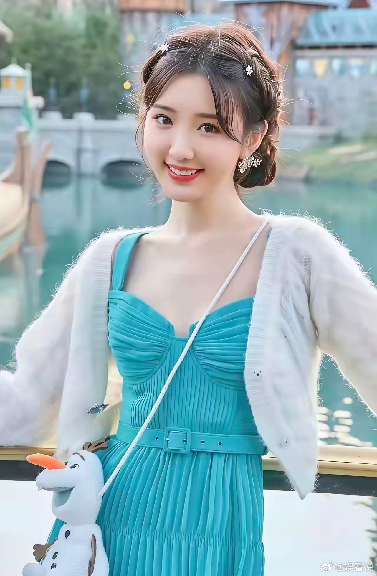 资本大佬为什么喜欢毛晓彤?原因其实很简单，不是她靠流量炒作博眼球，也不是有强大背