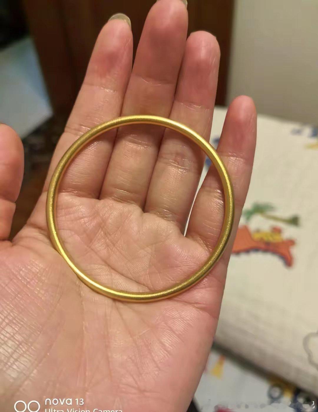 帮同事识别假黄金，今日功德一件。同事让我帮忙给她戴新买的黄金项链，凭借自己年年买