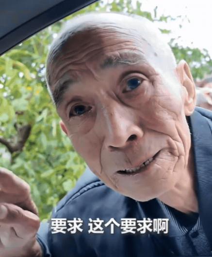 “泪目！”10月10日河南一女生国庆带男友回家，临走时却被80岁爷爷拦下，女生有