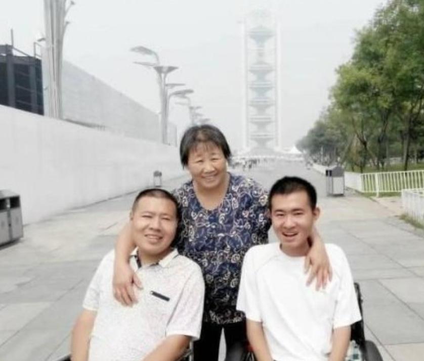 有娘就是福！2个儿子渐冻症，医生断言：活不过18岁！残疾父亲对他们不是怒骂就是暴